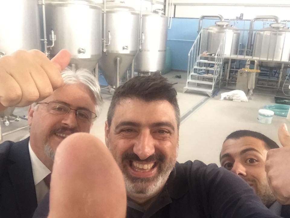 sistema de fabricación de la cerveza 1000L se está instalando en Italia