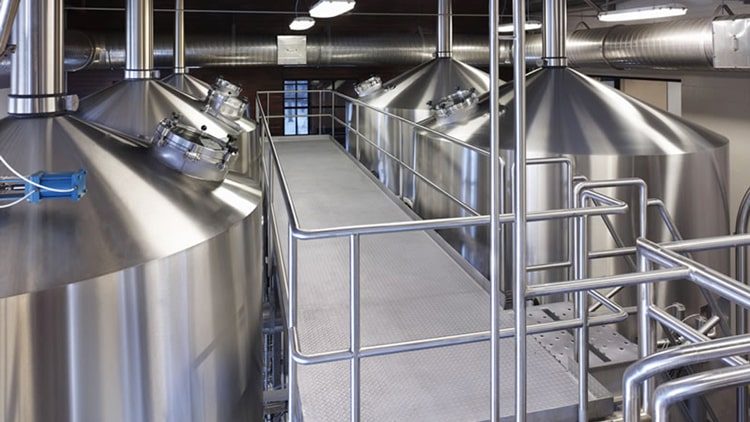 Comercial utiliza gran sistema de elaboraci&oacute;n de cerveza