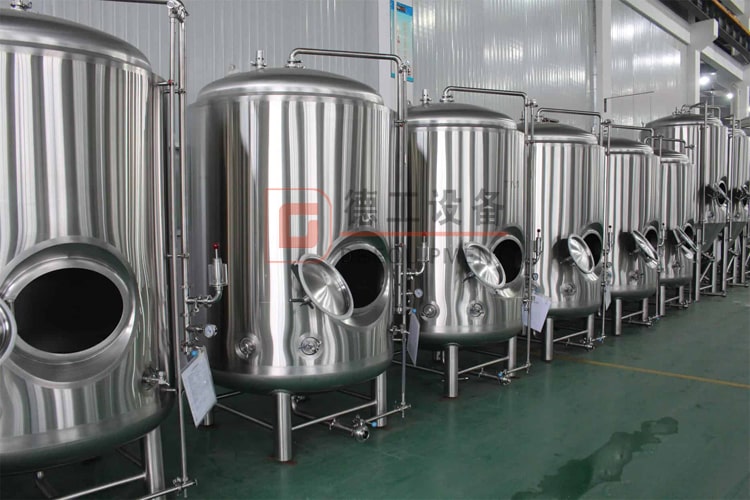 Tanque de cerveza brillante