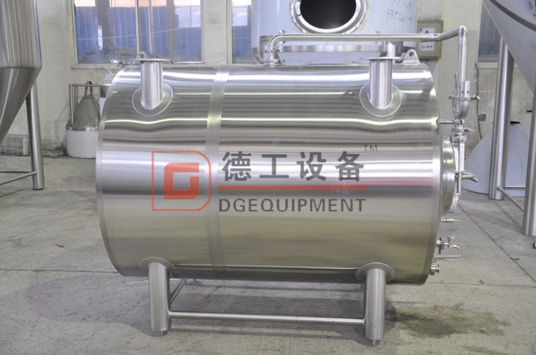 7-bbl-encamisado-horizontal-lagering-tank-3-1024x680-min